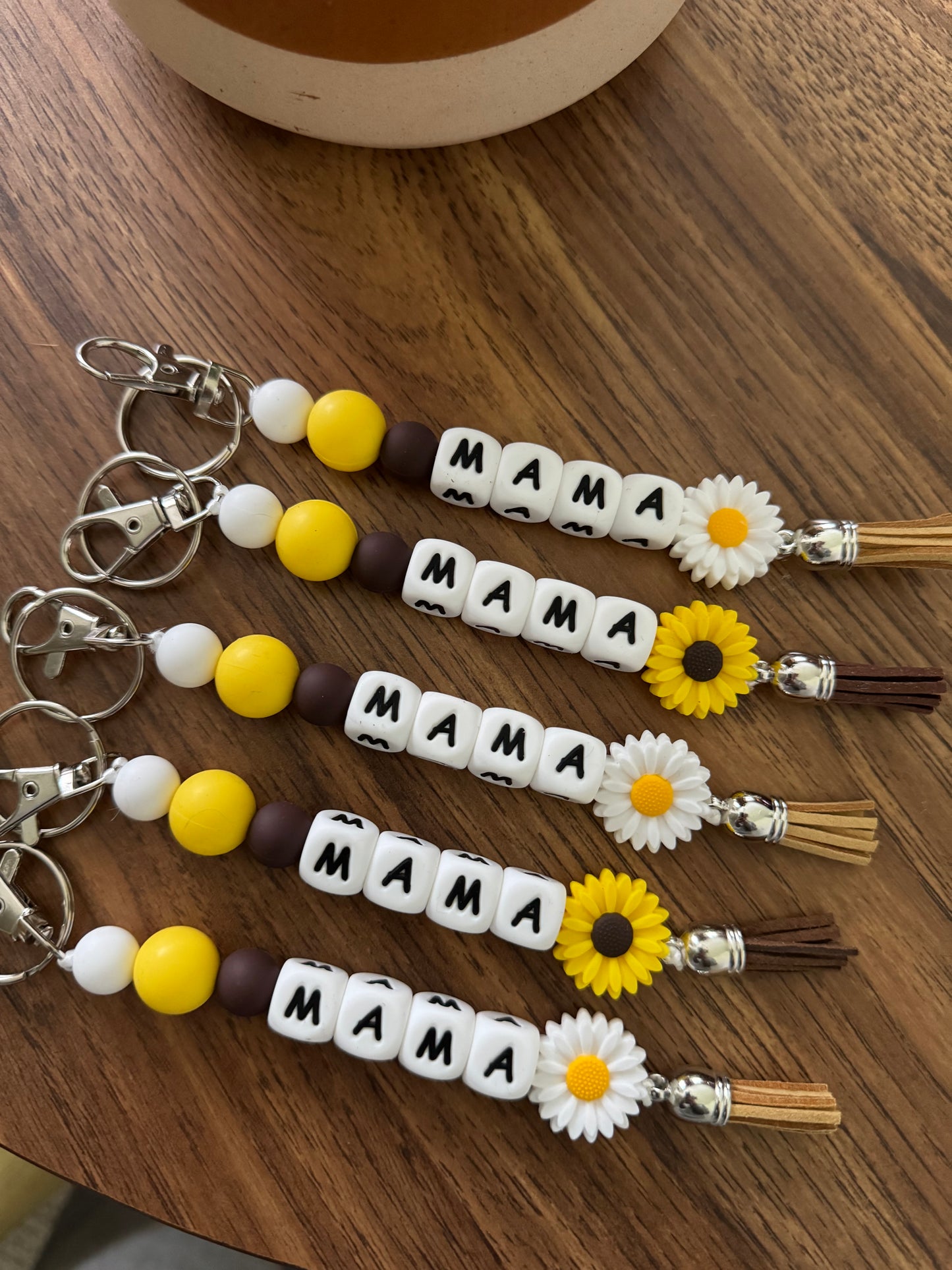 Hart Strings Keychain - Mama White Daisy